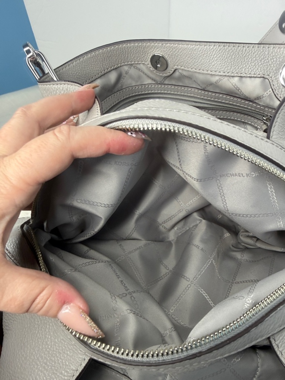 Michael Kors Raven Large Pebbled Leather Tote, Pearl Grey Bag /Wallet set. - Picture 14 of 15